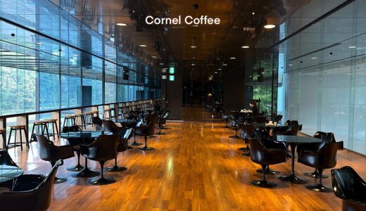 【濃いグレーの鏡面が外部の景色を取り込むカフェ】コーネルコーヒー / nendo
