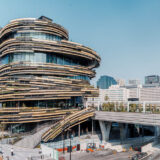 【MoN Takanawa】隈研吾氏による外装デザイン。100年先に文化を紡ぐ、螺旋状の美術館。