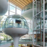【成蹊大学情報図書館】アトリウム空間に浮かぶ「プラネット」が特徴的な大学内の図書館。